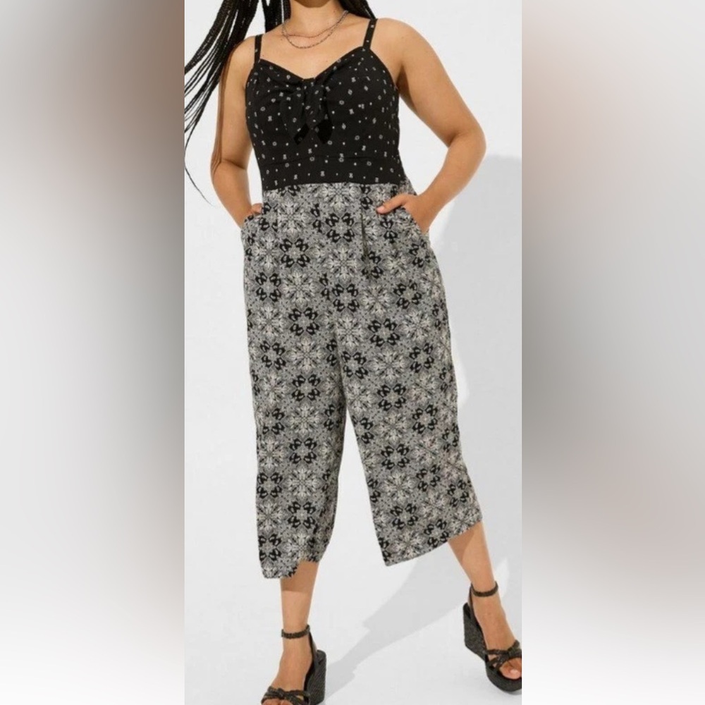 Torrid Jumpsuit size 5X adjustable straps black & white culottes geo print comfy